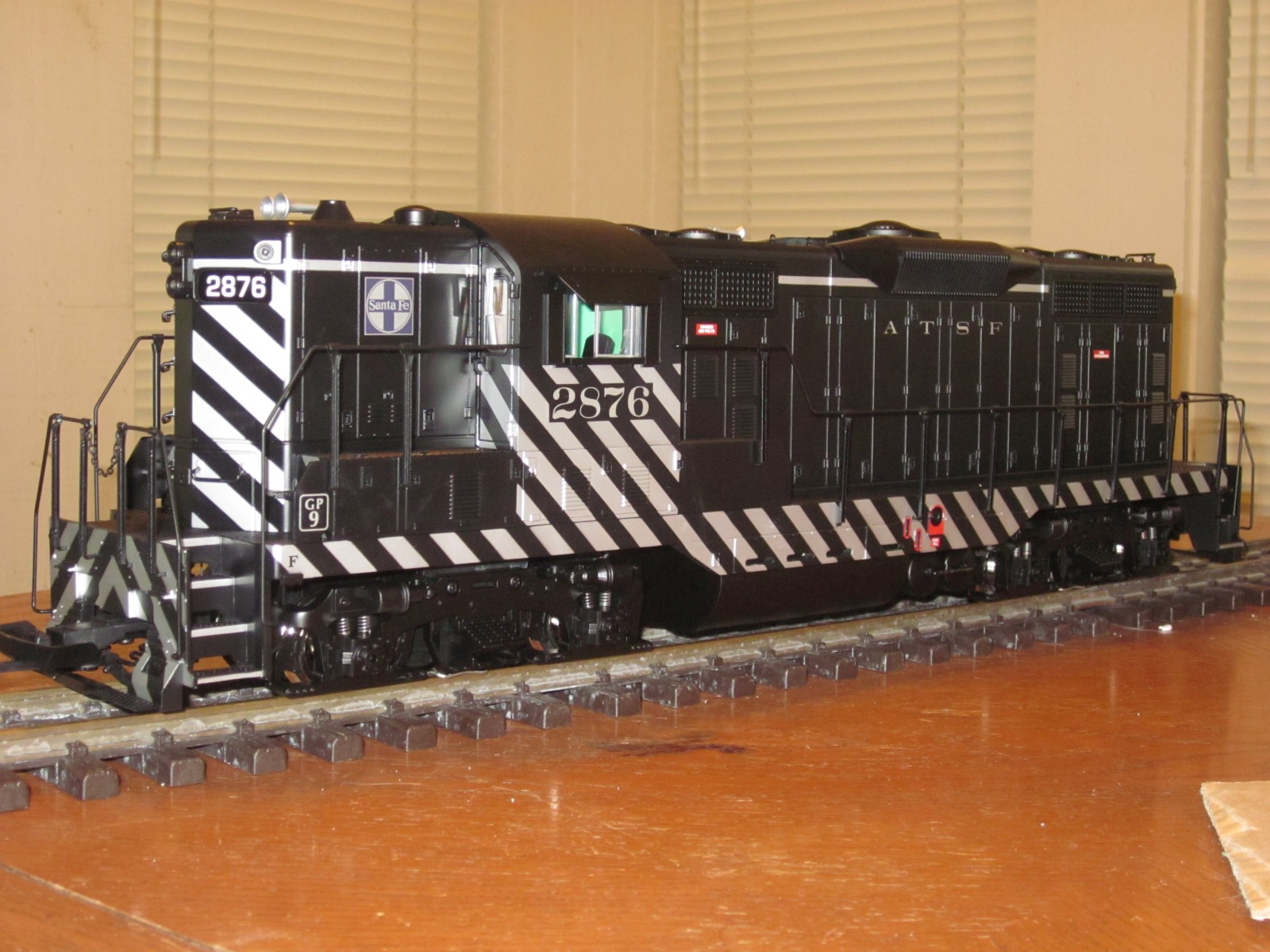 R22126 Santa Fe (Zebra Stripe) ATSF 2876