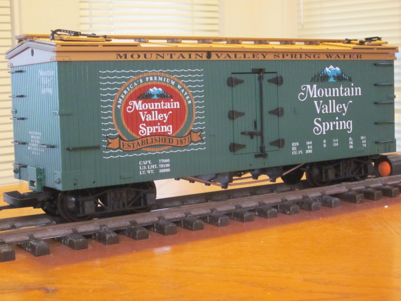 R16286 Mountain Valley Spring Water