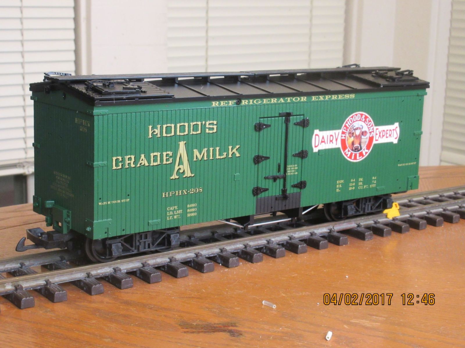 R16017 A Reefer Hoods Milk HPHX 208 (Green Black)