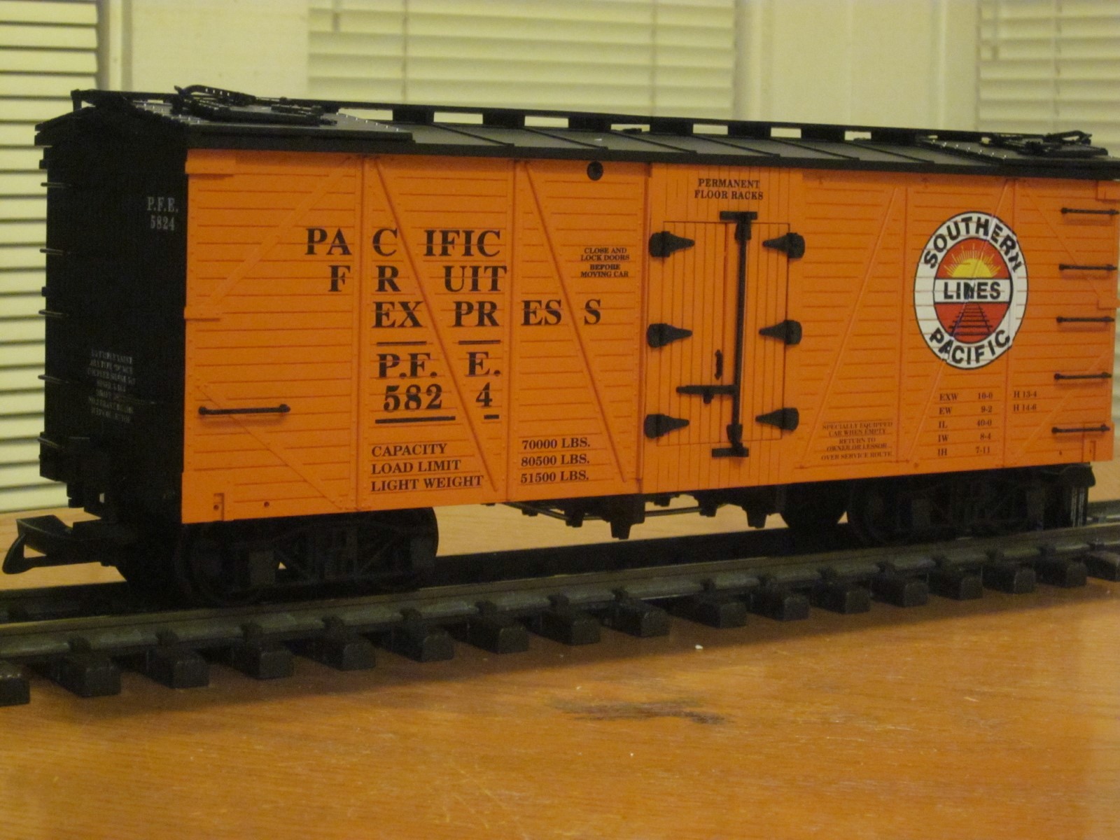 R15017 Pacific Fruit Express PFE 5824