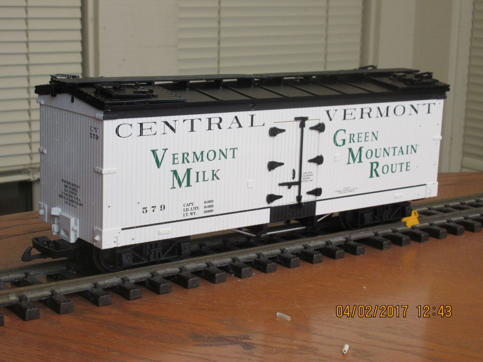 R16018 A Vermont Milk CV 579 (White Black)