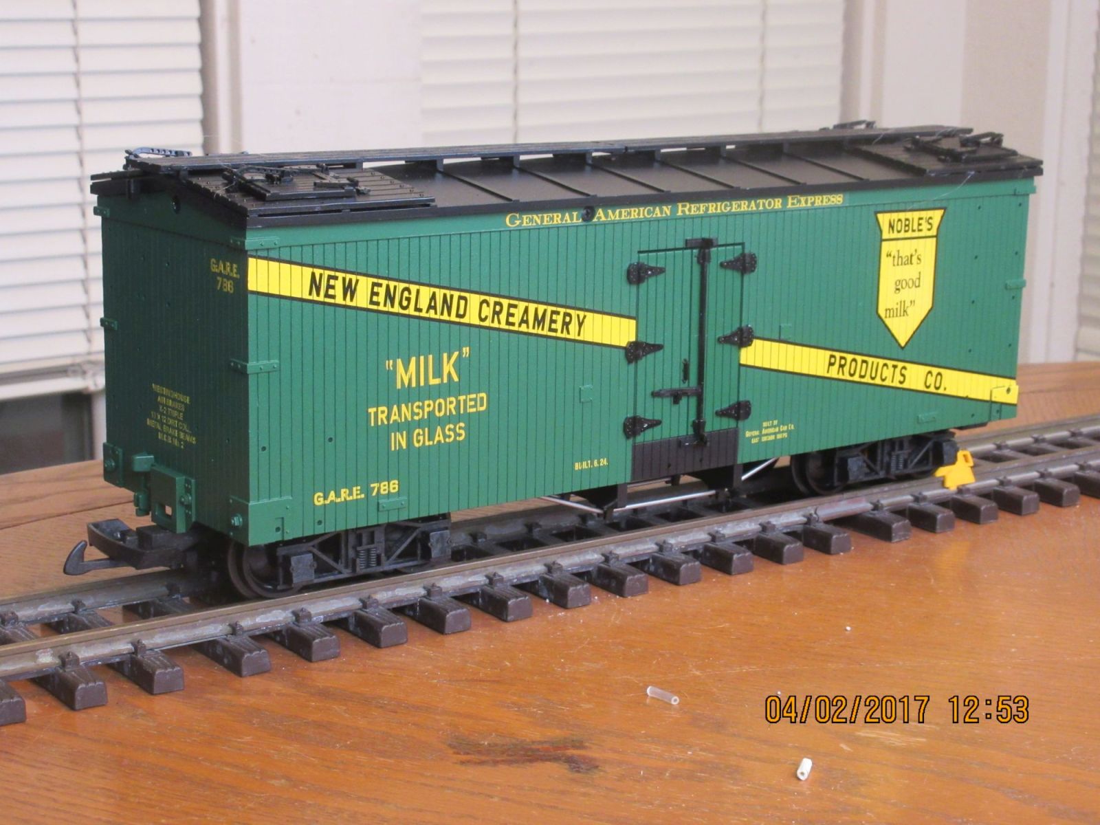 R16016 A Reefer New England Creamery GARE 786 (Green Black)
