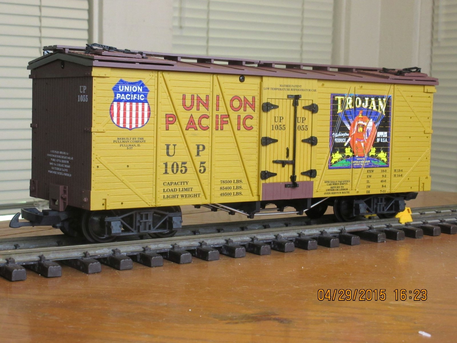 R15024A Union Pacific Trojan Apples UP 1055