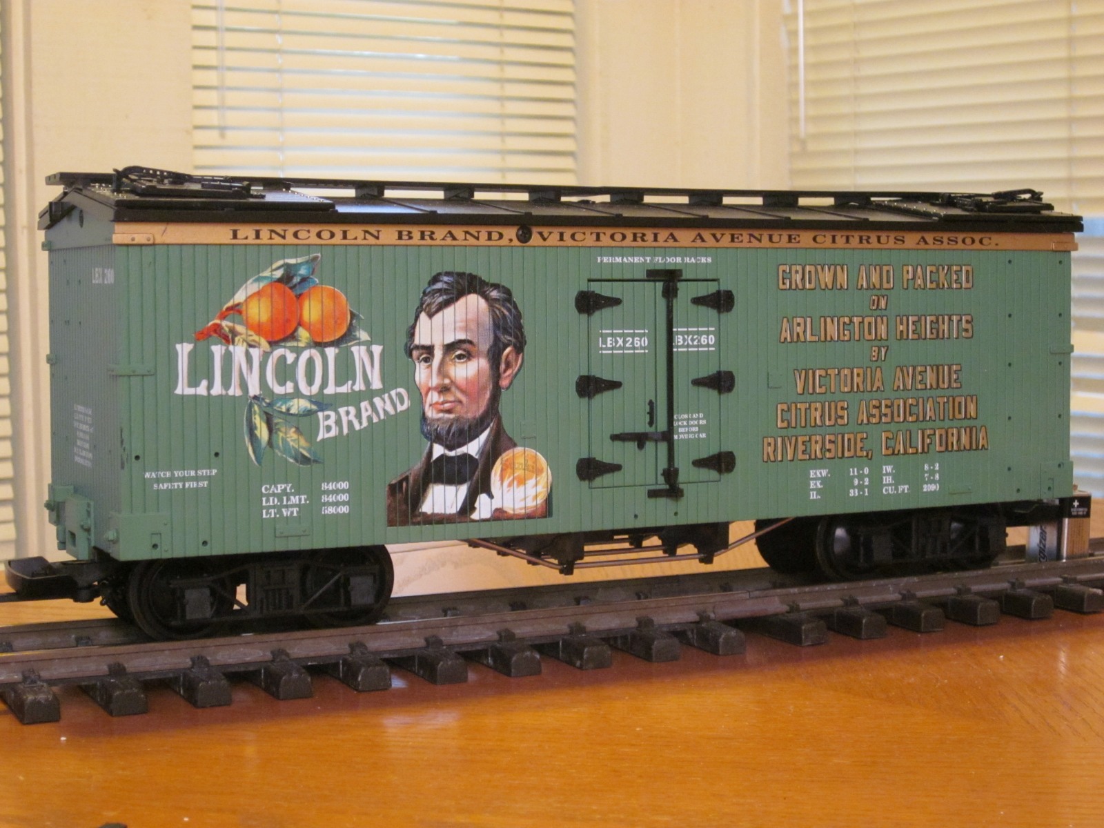 R16389 Lincoln Brand Victoria Avenue Citrus LBX 260