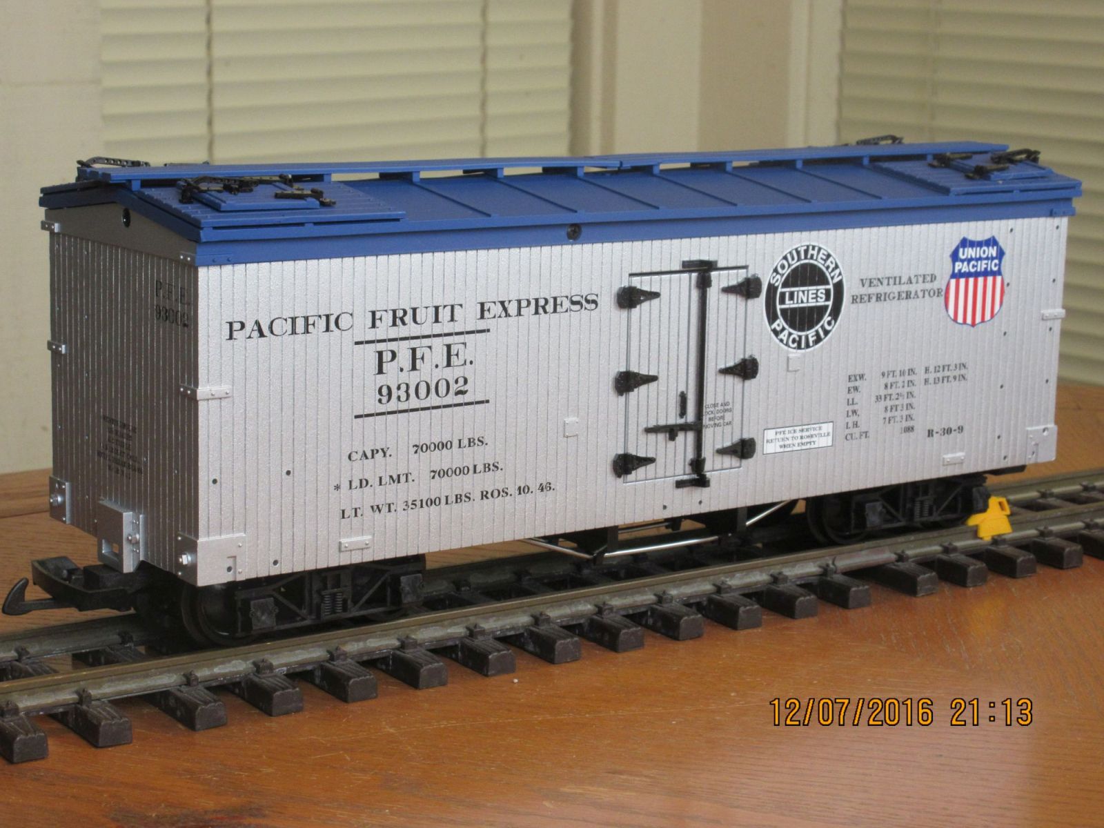 R16004 B Reefer SP PFE 93002 (Silver Blue)
