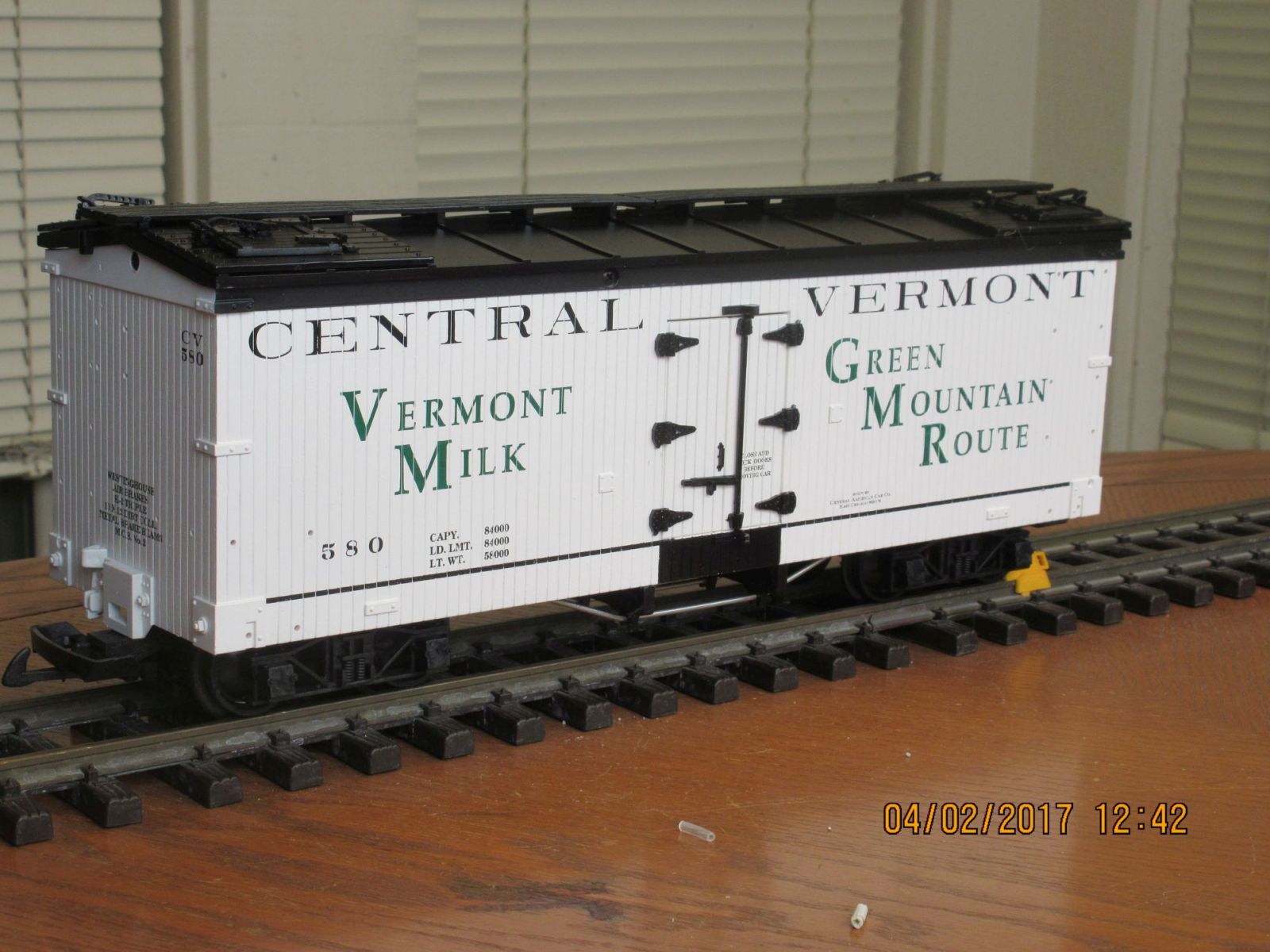 R16018 B Vermont Milk CV 580 (White Black)