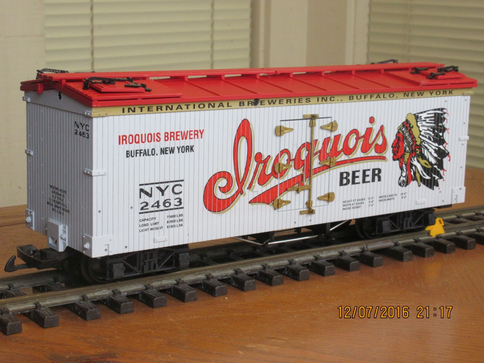 R16499 Reefer Iroquois Beer NYC 2463 (LtGray Red)