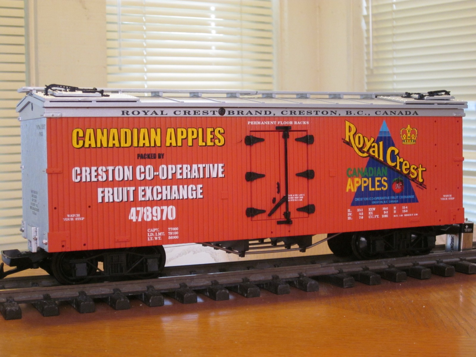 R16321 Creston Cooperative Fruit Exchange Royal Crest Canadian Apples 478970