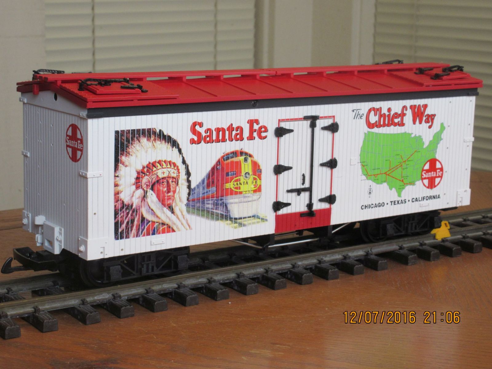 R16003 Reefer Santa Fe (The Chief Way) 995 (White Red)