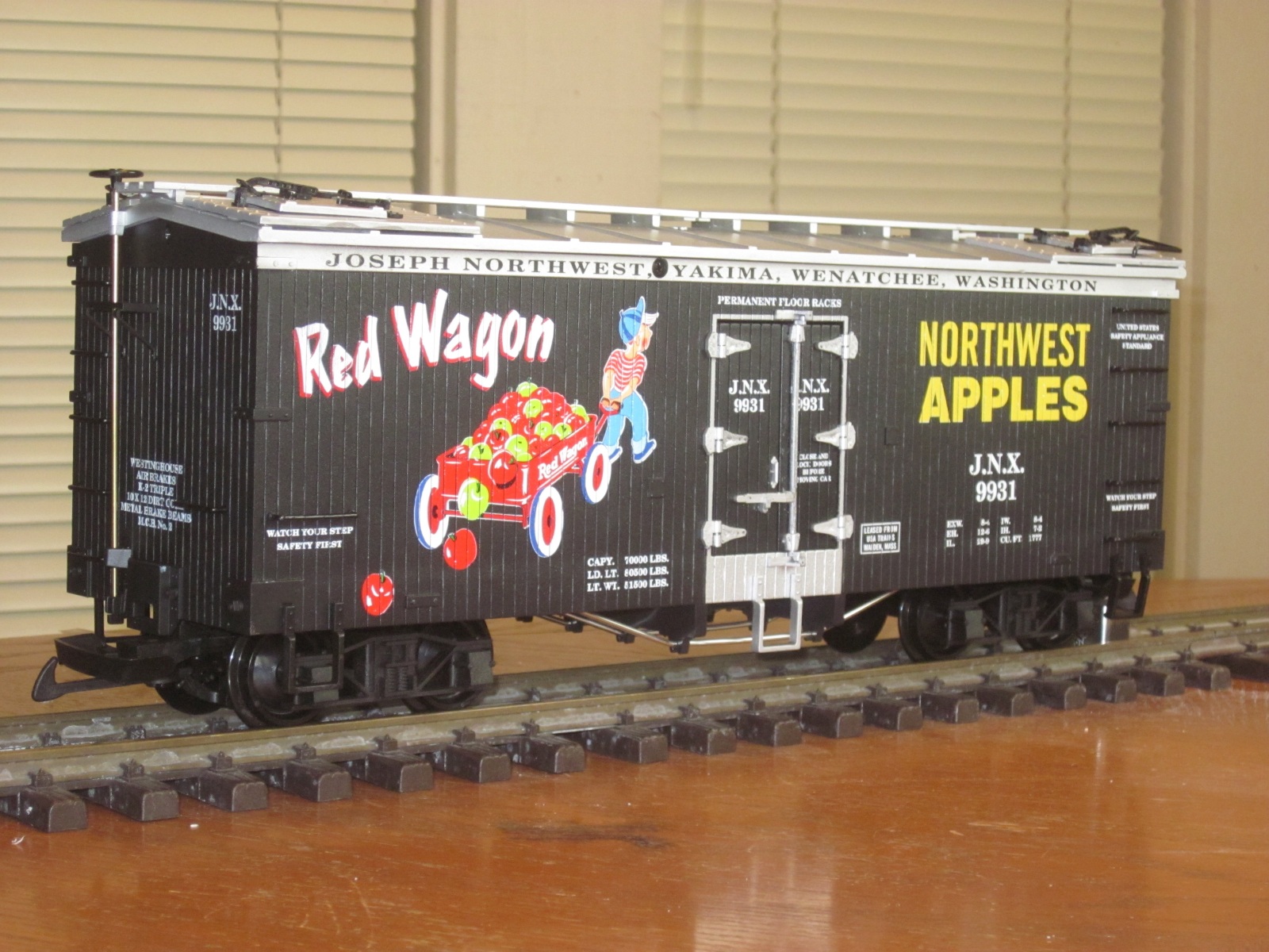 R16459 Red Wagon Apples #JNX 9931